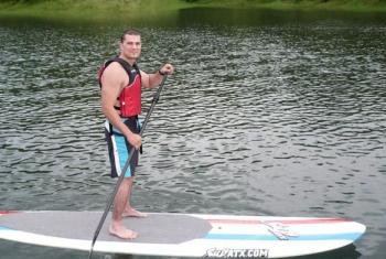 Paddle boarding en el lago Arenal, Costa Rica