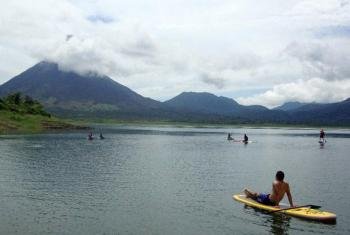 Paddle boarding en el lago Arenal, Costa Rica